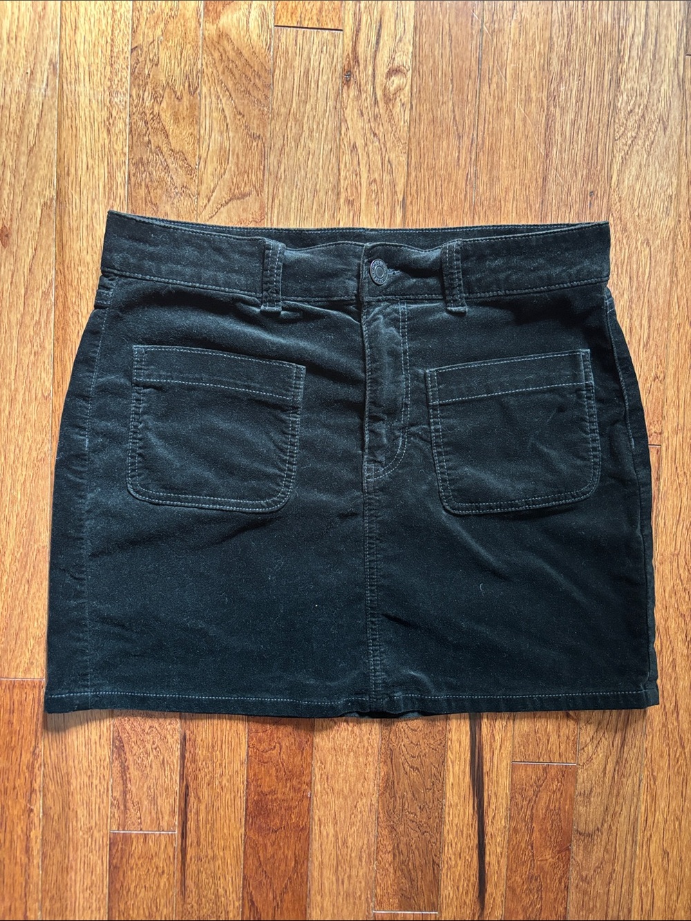 American Eagle Outfitters Black Velvet Mini Skirt with Front Patch Pockets sz 8